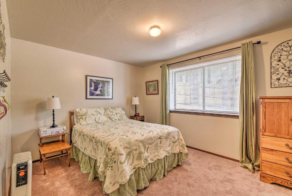 弗拉格斯塔夫Flagstaff Home with Back Deck - 5 Mi to Downtown的一间卧室设有一张床和一个窗口
