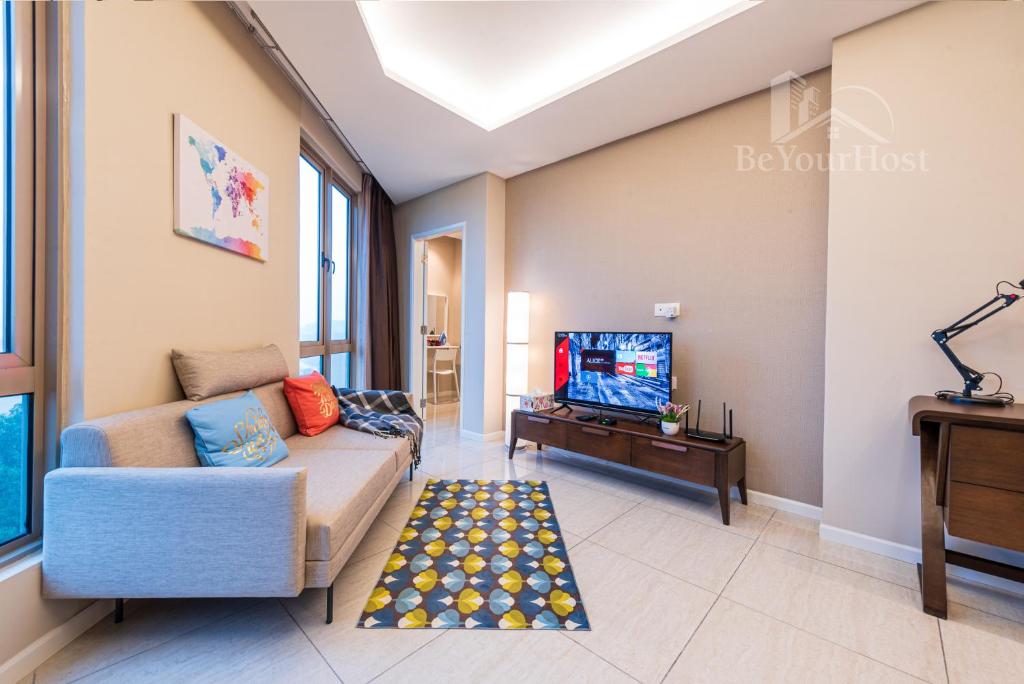 吉隆坡Dorsett Residences Sri Hartamas [5 Star Suites]的带沙发和电视的客厅