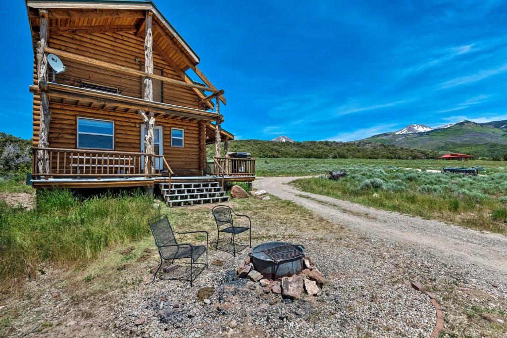摩押Cabin with Fire Pit, Views and BBQ 18 Mi to Moab!的小木屋配有两把椅子和一个火坑