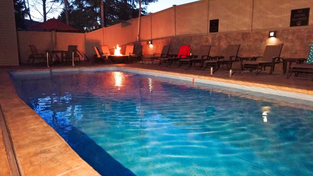 埃文The Christie Lodge – All Suite Property Vail Valley/Beaver Creek的大楼内带桌椅的大型游泳池