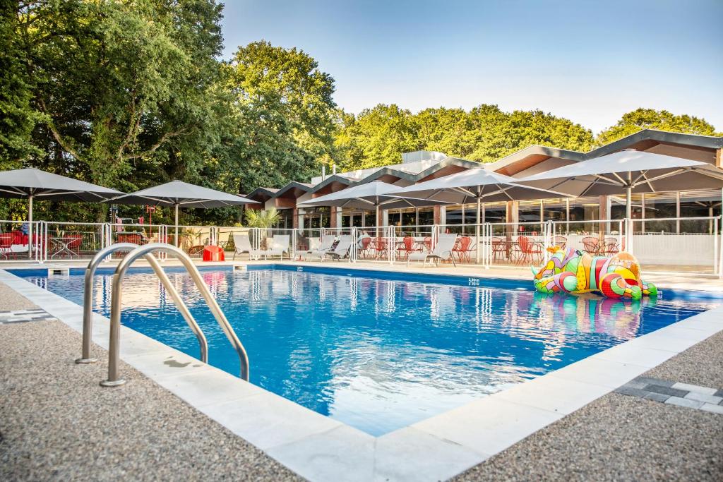 蒙沙南齐利亚蒙沙南勒克鲁佐酒店的一个带充气滑梯的度假村的游泳池