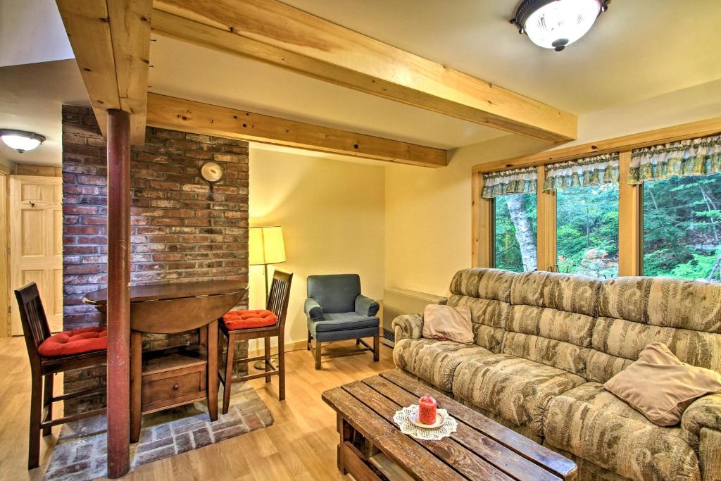 RumneyWaterfront Rumney Cabin with Stinson Lake Access的带沙发和砖墙的客厅