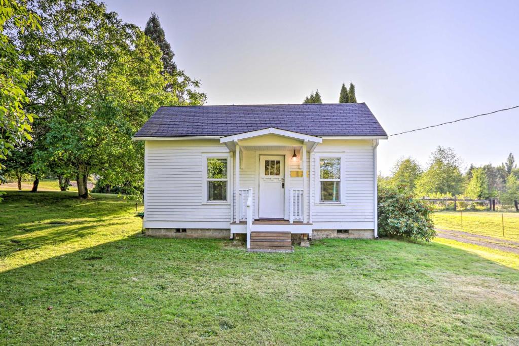 芬代尔Ferndale Cottage on Private 20 Acre Farm!的草地上的小白色房子