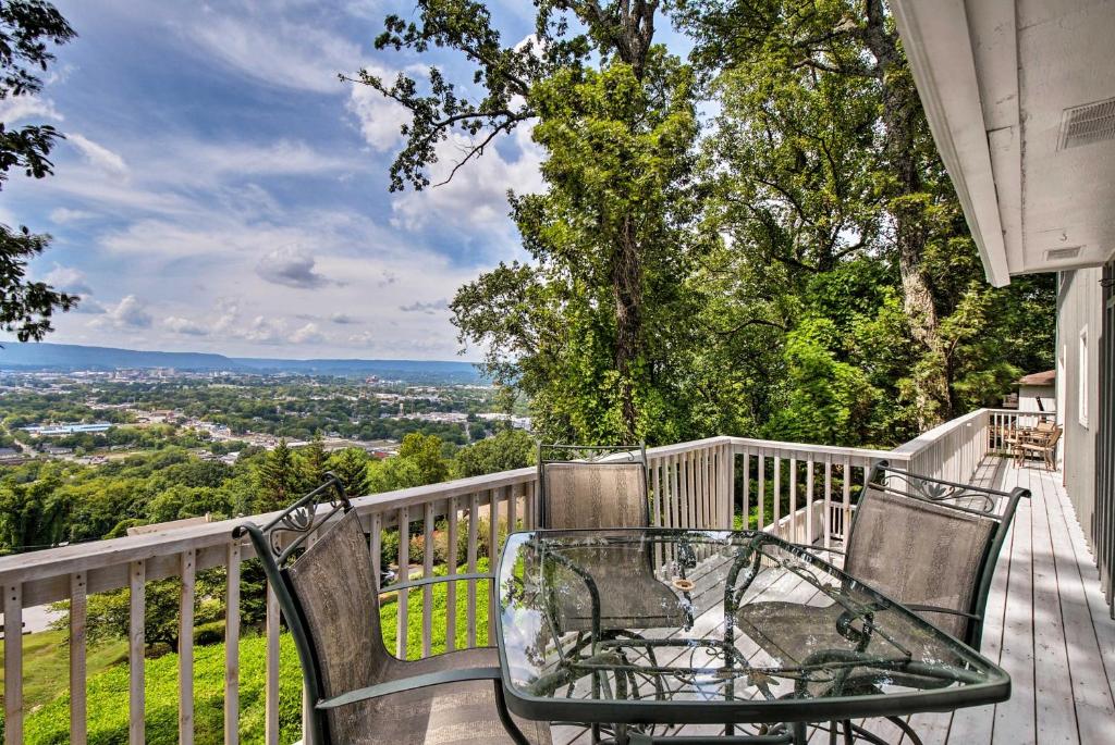 查塔努加Upscale Chattanooga Home on Missionary Ridge!的阳台配有桌椅,享有美景。