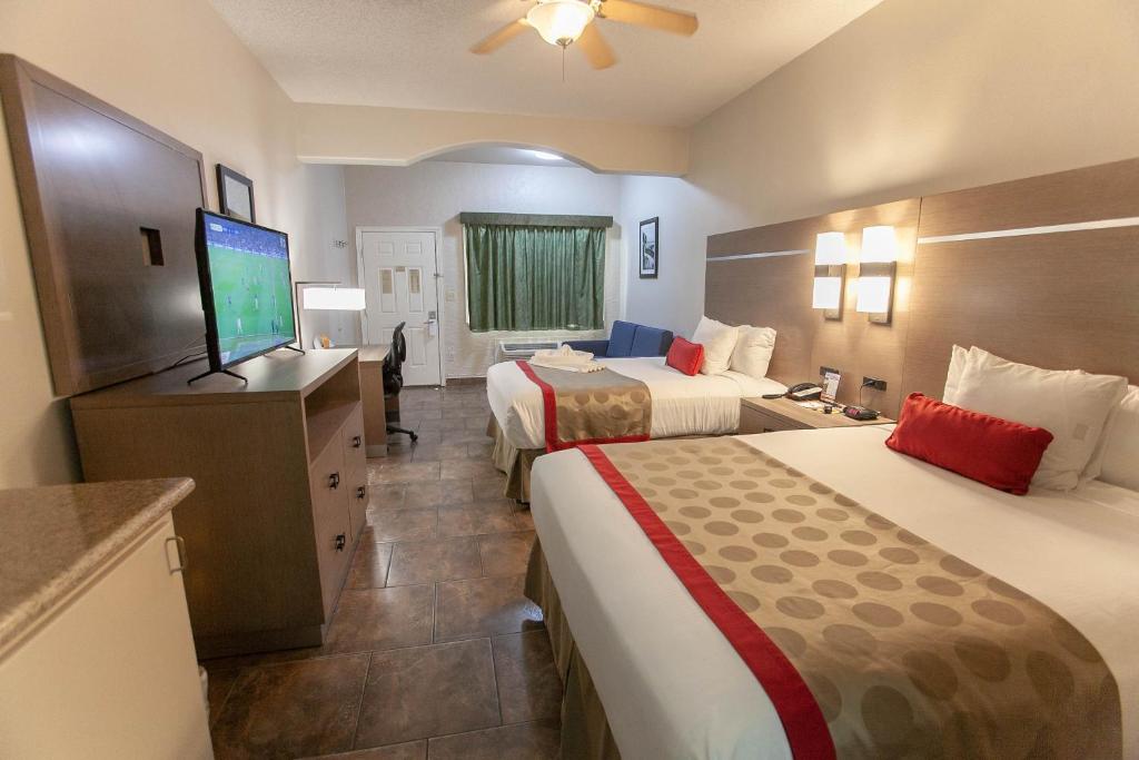 南帕诸岛南帕德里岛华美汽车旅馆的酒店客房设有两张床和一台平面电视。