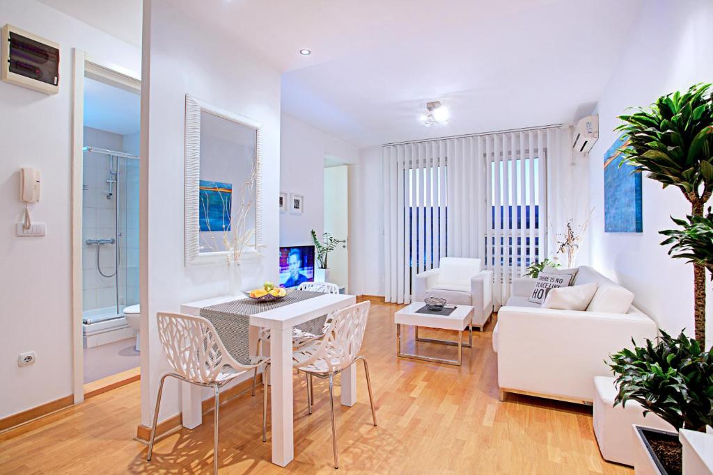 贝尔格莱德贝尔维尔豪华公寓 的白色的客厅配有白色的桌子和椅子