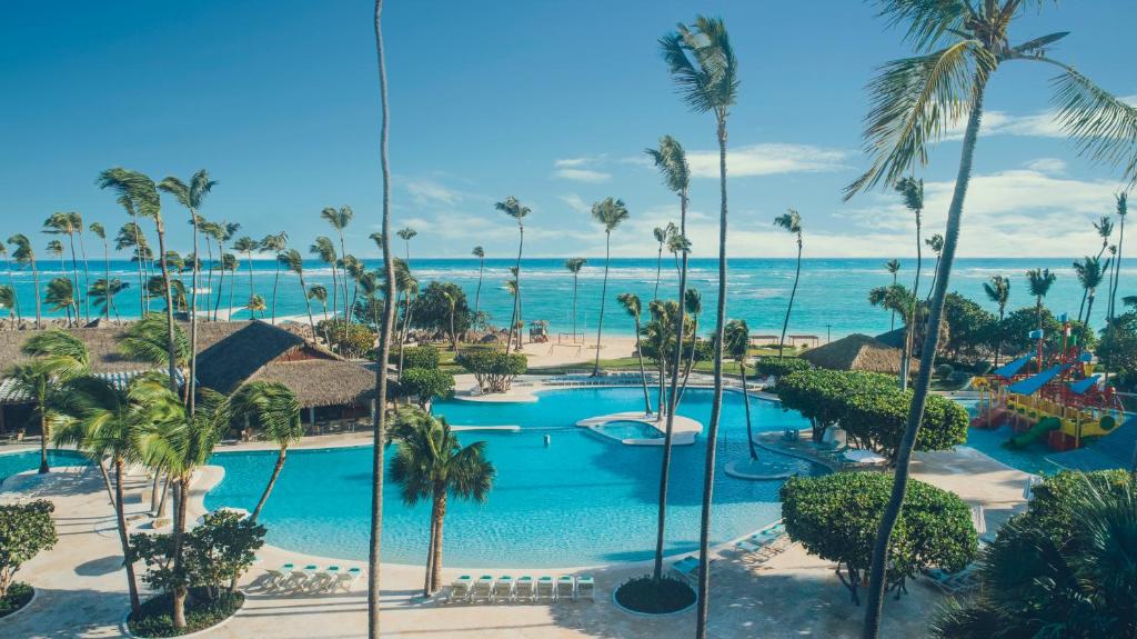 蓬塔卡纳Iberostar Selection Bavaro Suites的享有度假胜地的空中景致,以海洋为背景