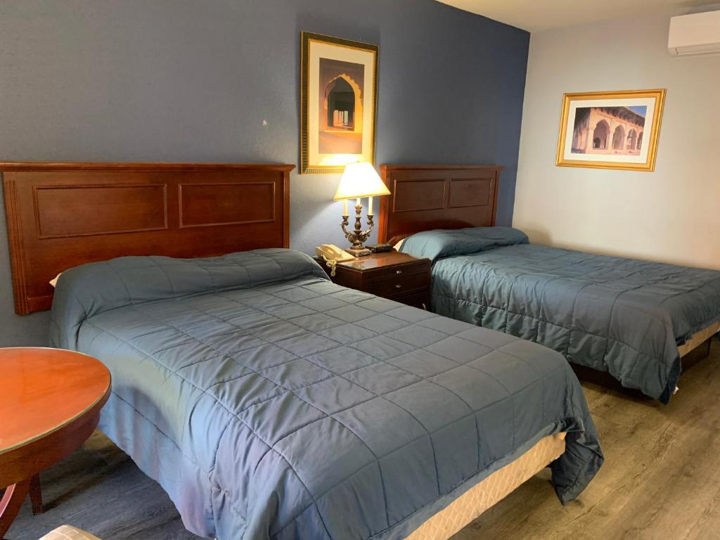 拉斯维加斯市中心汽车旅馆的酒店客房设有两张床和一张桌子。