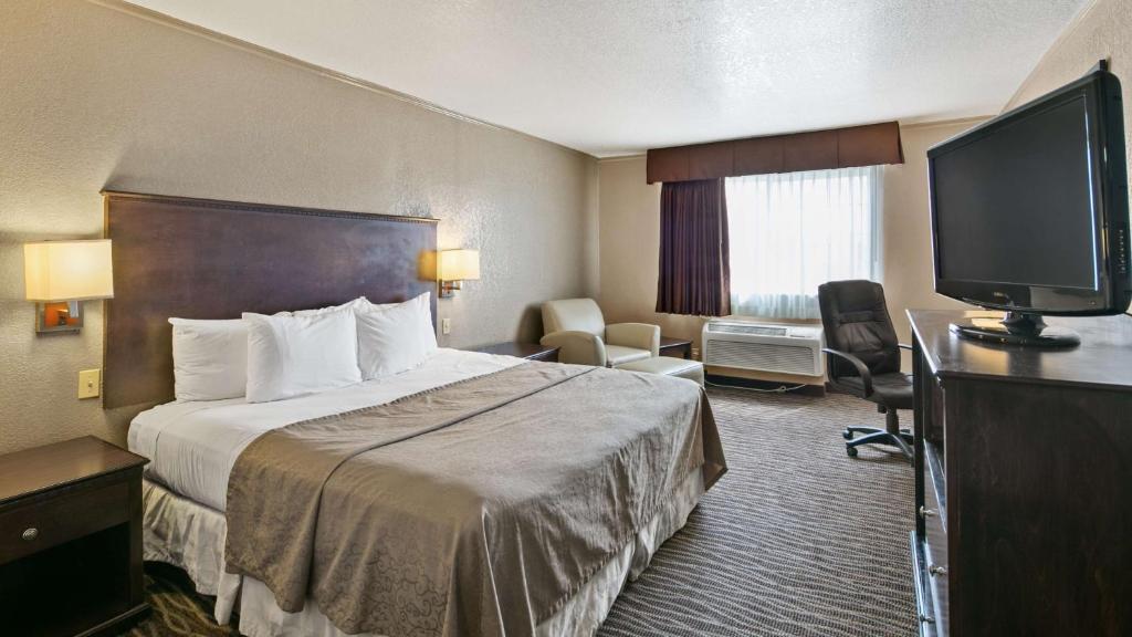 圣马科斯贝斯特韦斯特圣马科斯酒店的配有一张床和一台平面电视的酒店客房