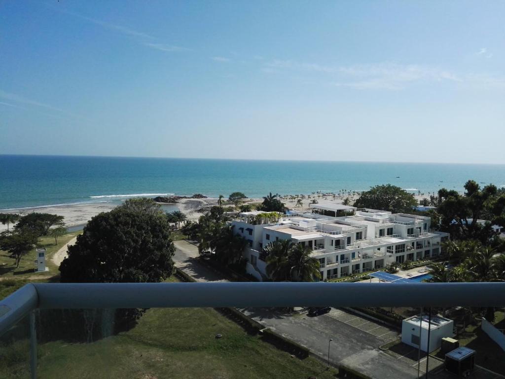 普拉亚布兰卡Playa Blanca Ocean ll的从酒店阳台可欣赏到海滩景色