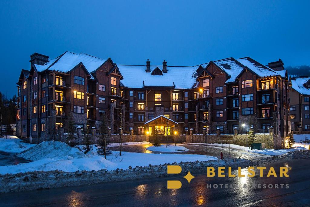戈尔登冰川登山旅馆的一座大建筑物,在晚上下雪