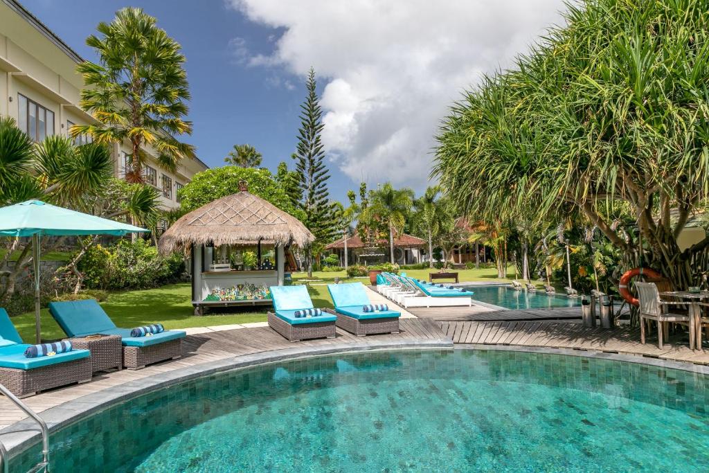 乌鲁瓦图巴厘岛山谷S度假酒店的一个带椅子的游泳池和一个凉亭