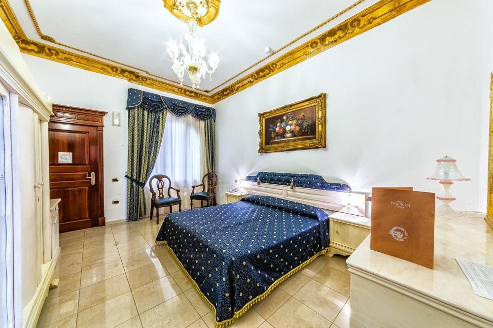 伊格莱西亚斯Euro Hotel Iglesias的一间位于客房内的蓝色床卧室