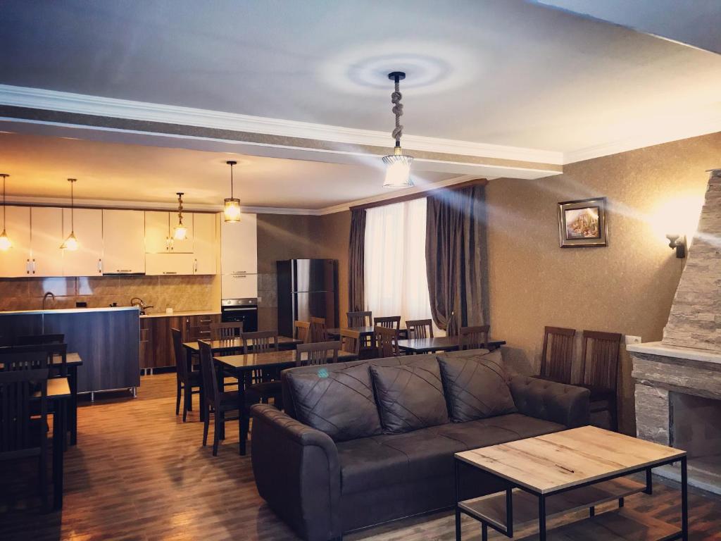 古多里Gudauri Hillsite的带沙发和桌子的客厅以及厨房。