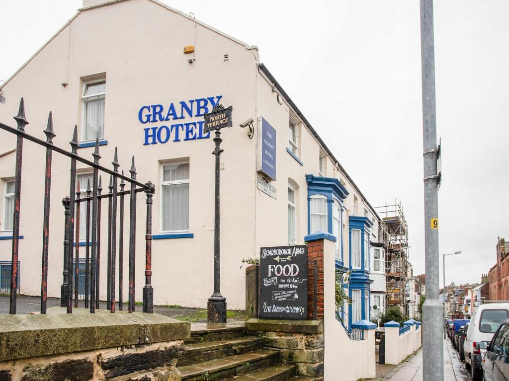 斯卡伯勒Granby Hotel的一座建筑,上面有花岗岩酒店的标志