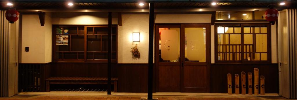 柳川Yanagawa B&B hatago的门前有长凳的建筑物