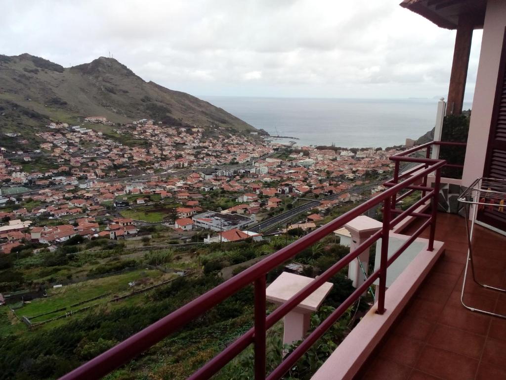 马希库Moradia Cor de Rosa的房屋的阳台享有城市美景。