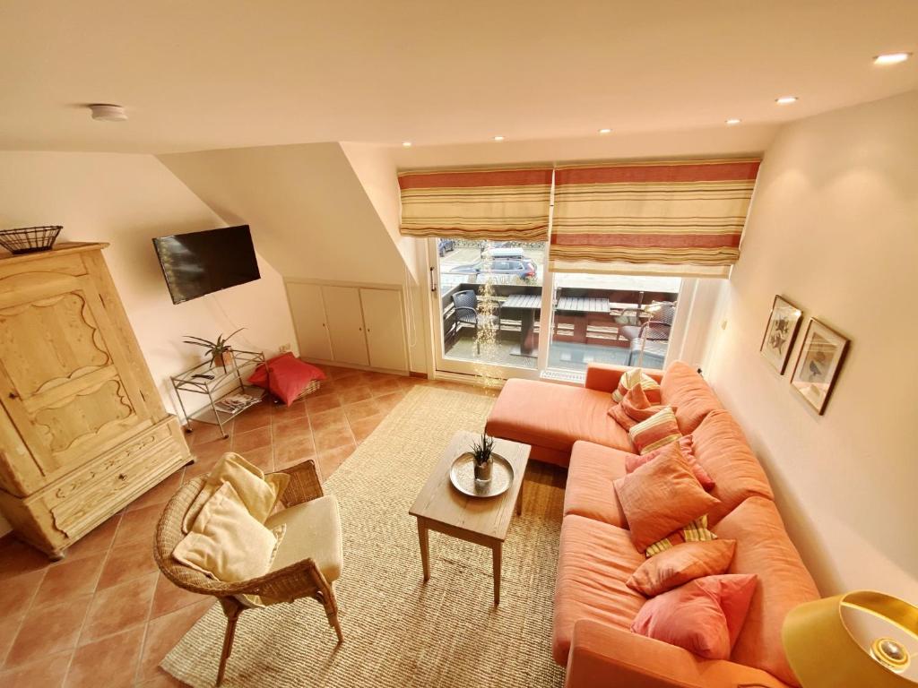 文尼斯塔特Nordseesonne I的客厅配有沙发和桌子