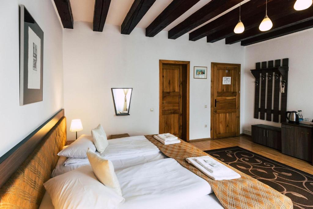 布拉索夫加勒里旅馆的卧室配有一张白色大床