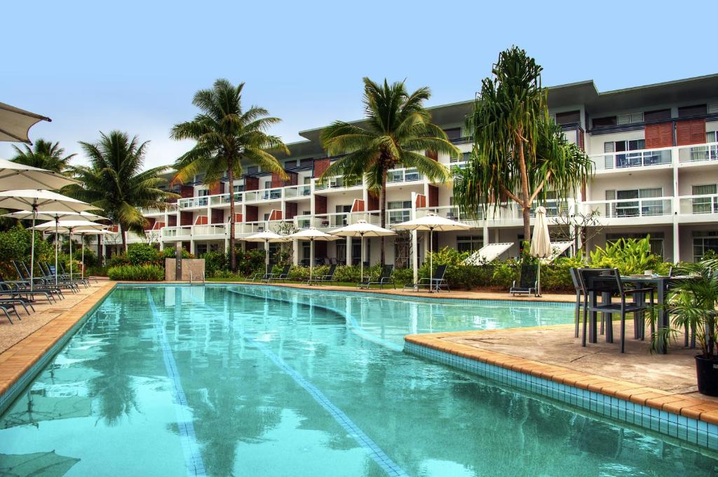 丹娜努丹娜拉露台公寓式酒店的酒店前方的大型游泳池
