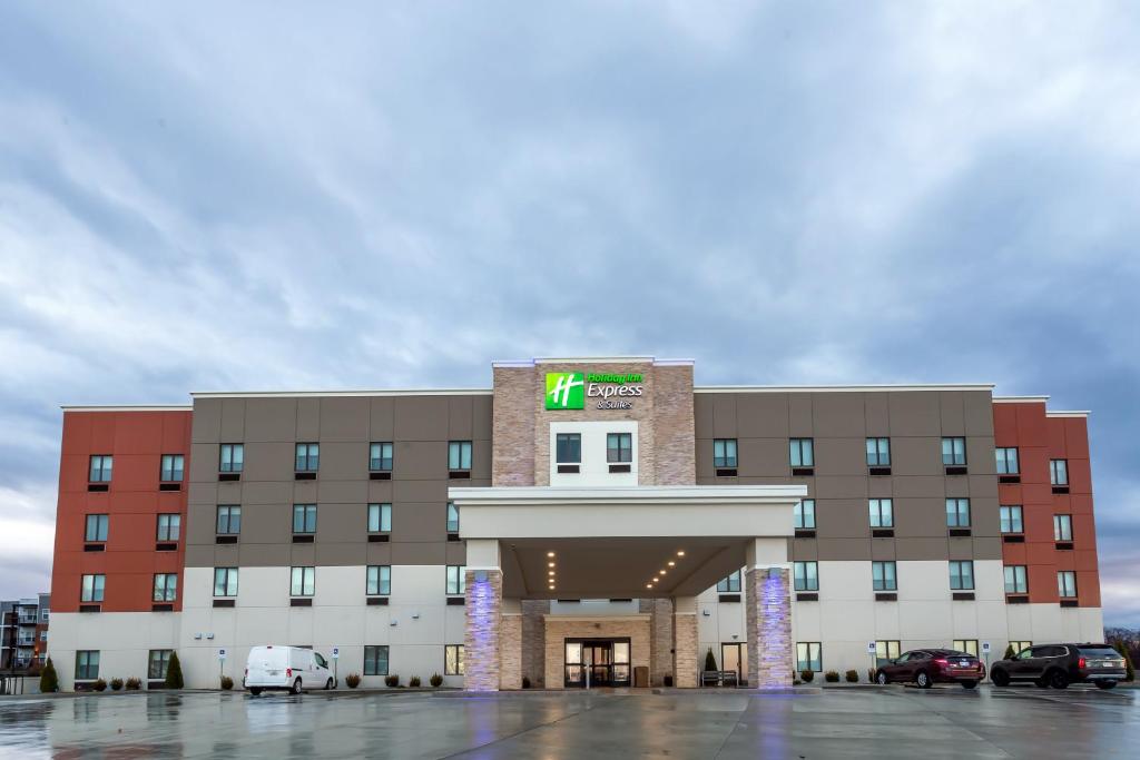 哥伦布Holiday Inn Express & Suites - Columbus - Worthington, an IHG Hotel的前面有标志的酒店