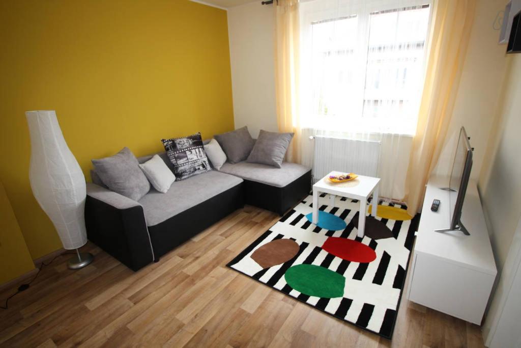 布拉格梦幻公寓的带沙发和地毯的客厅