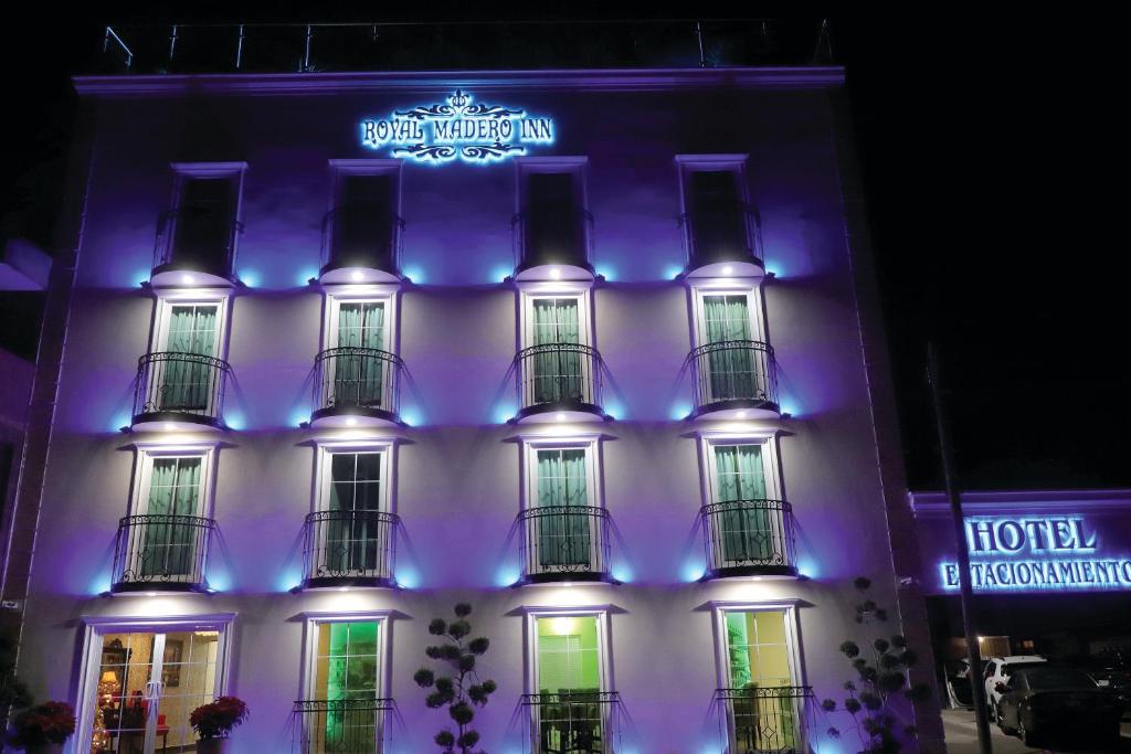 马德罗城Royal Madero Inn的建筑一侧有蓝色灯光的酒店