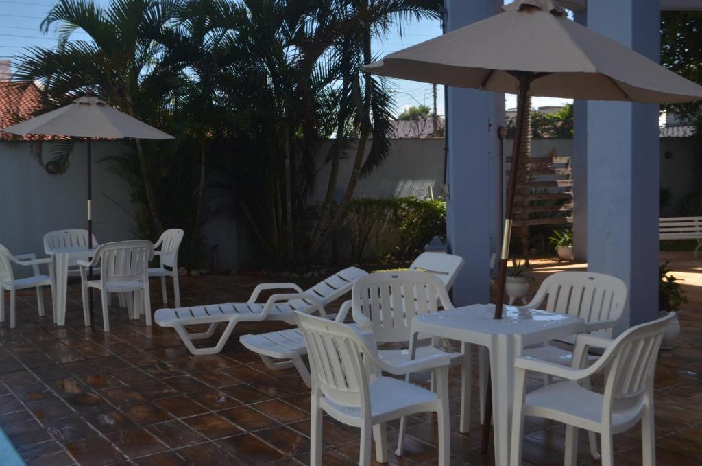 圣博尔雅奥宾诺圣保罗博尔哈酒店的一组白色的桌椅和一把伞