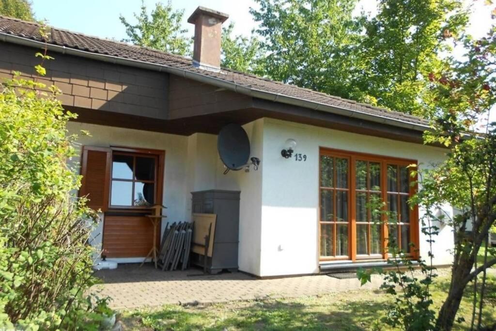 弗兰克瑙Gemütlicher Ferienbungalow in Frankenau, kostenloses WLAN的白色的小小屋设有大窗户
