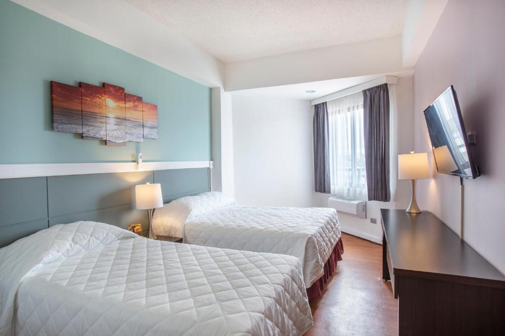 塔穆宁广场大酒店的酒店客房设有两张床和一台平面电视。