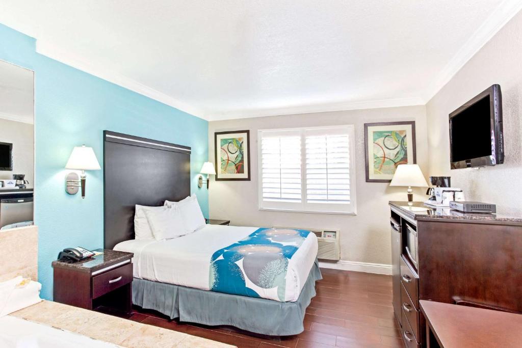 长滩Cabana Inn & Suites的酒店客房,配有床和电视