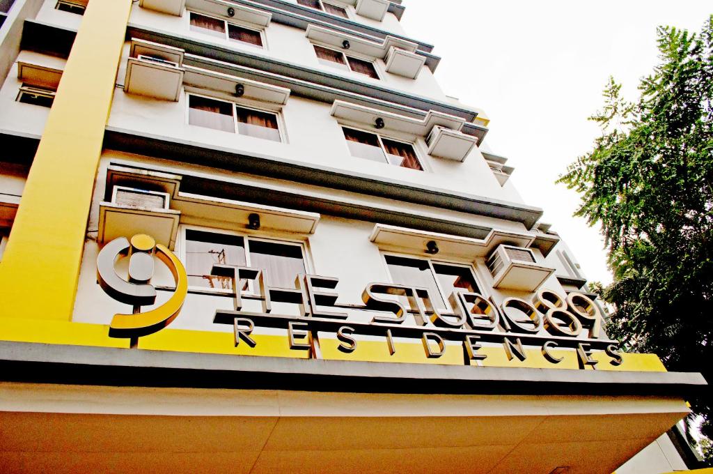 马尼拉Studio 89 Katipunan QC的建筑的侧面有标志