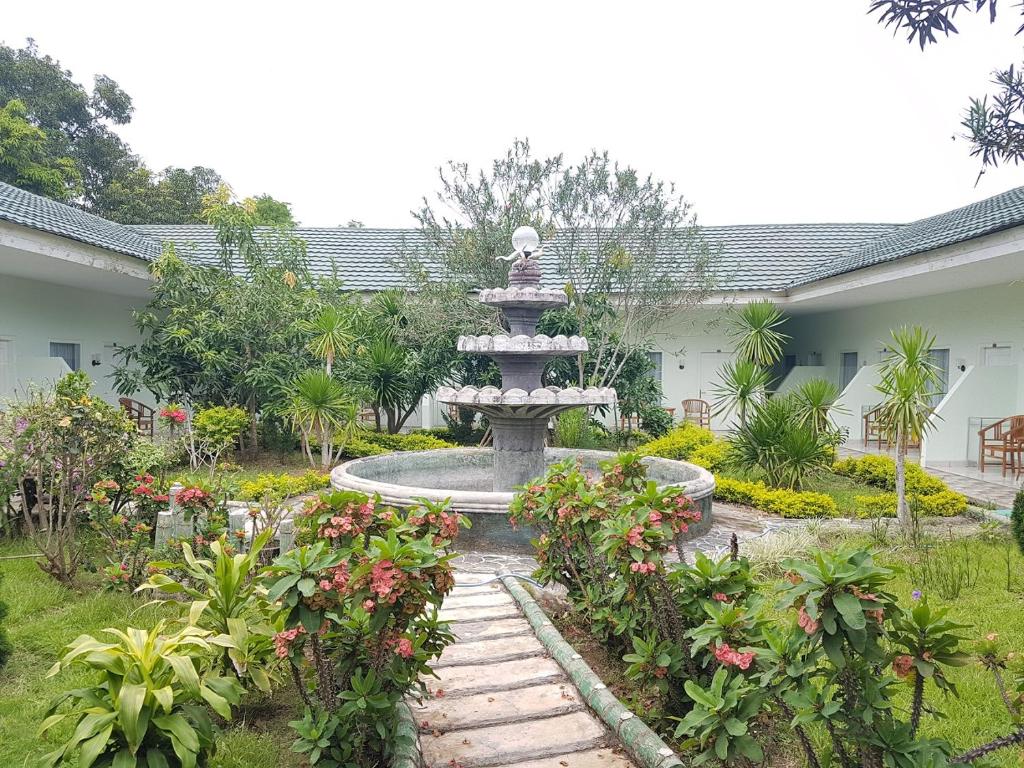 纳闽巴霍科莫多精品酒店 的花园中的一个喷泉