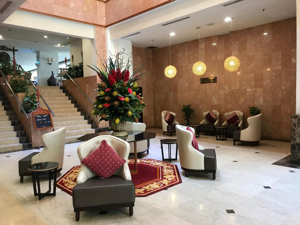 瓜拉丁加奴国际大酒店的大楼内带桌椅的大堂