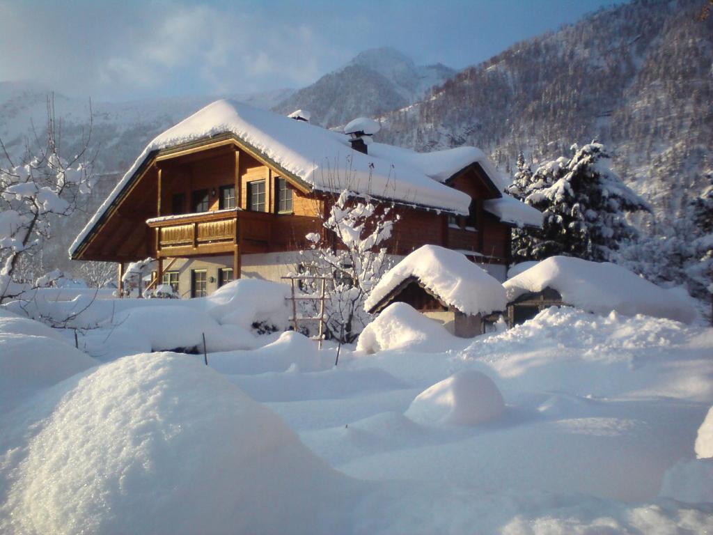 埃本塞种植园公寓的前面的雪覆盖的房子