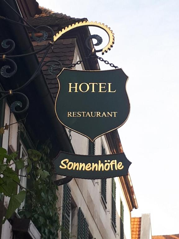 索梅劳森Hotel & Restaurant Sonnenhöfle的大楼一侧酒店餐厅的标志