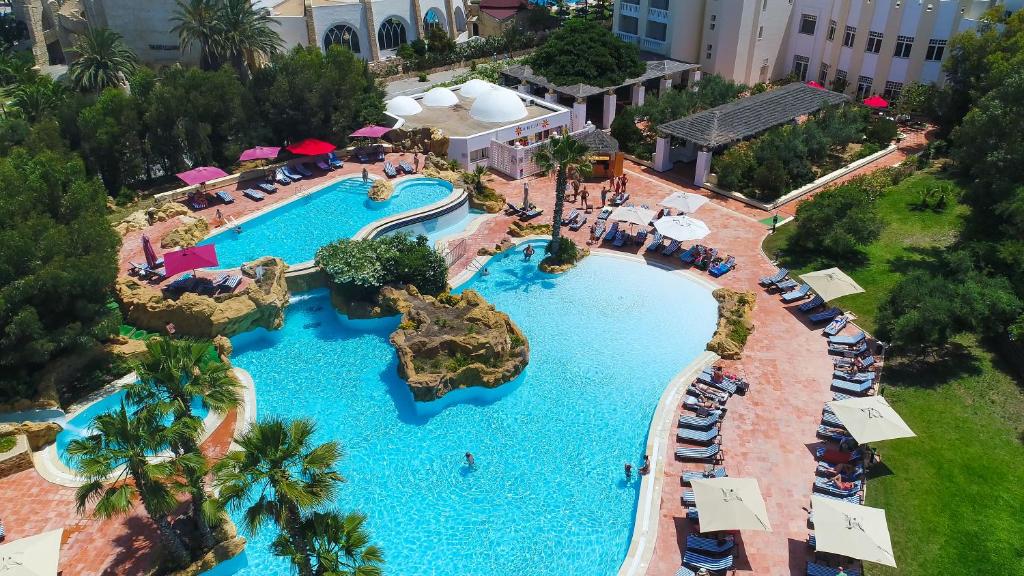 哈马马特麦地那日光浴及海水浴酒店的享有度假村游泳池的空中景致
