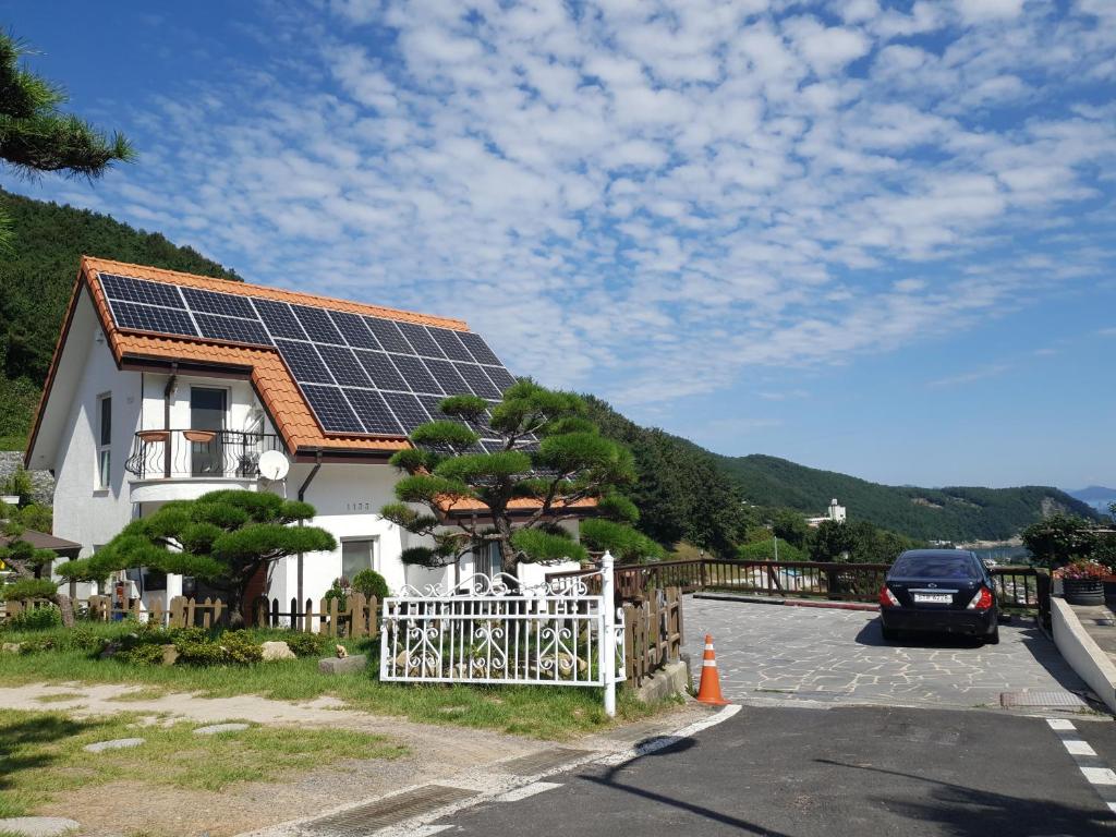 南海郡南海纽豪斯酒店的屋顶上设有太阳能电池板的房子