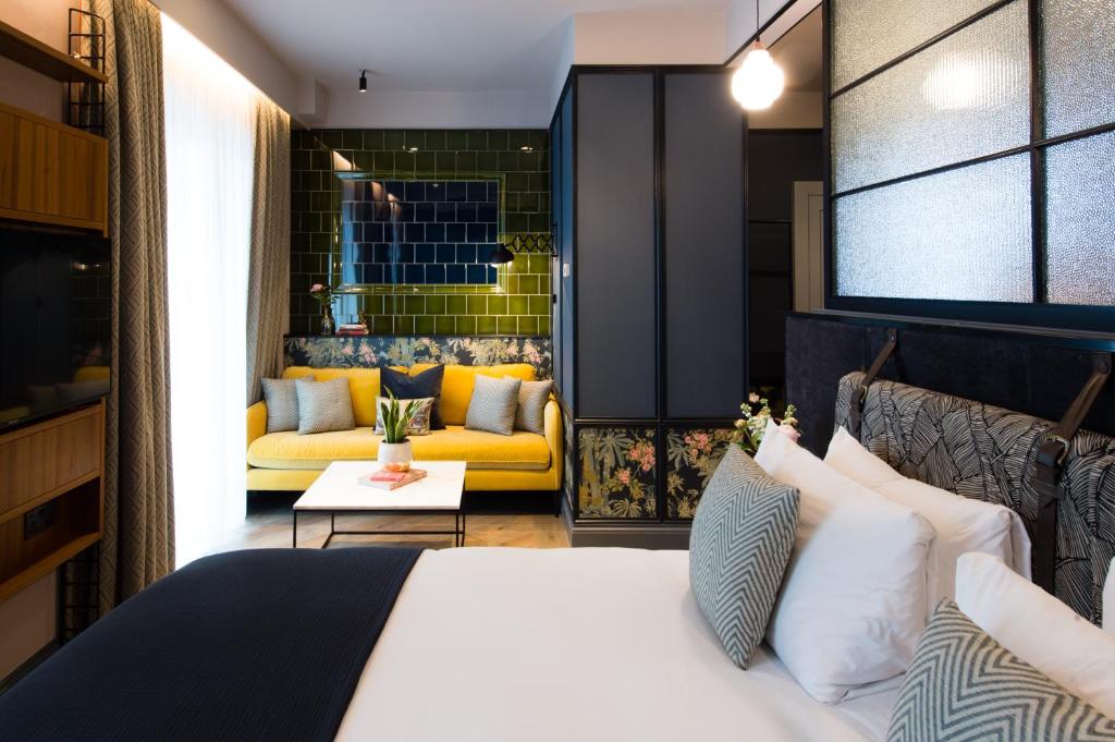 伦敦Clayton Hotel City of London的酒店客房设有床和黄色沙发