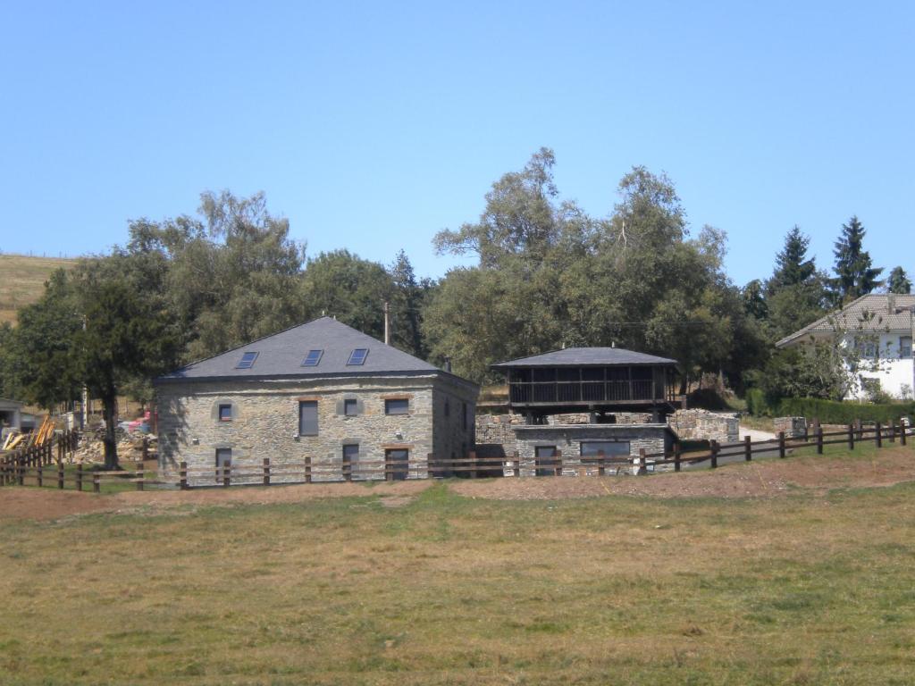 BerducedoCasa de Aldea Araceli的田间中带建筑物的农场