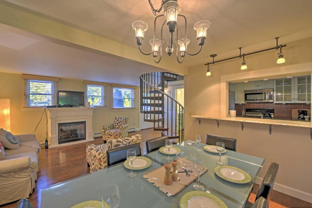普罗温斯敦Provincetown Vacation Rental with Patio!的用餐室和带餐桌的客厅