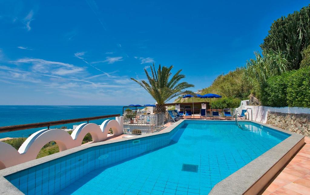 伊斯基亚希塔拉酒店的海景游泳池