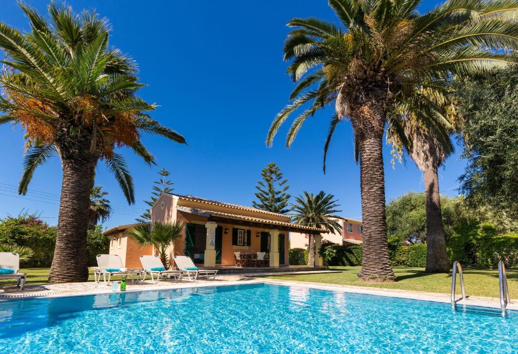 阿查拉维Villa Angelos的一座别墅,设有游泳池和棕榈树