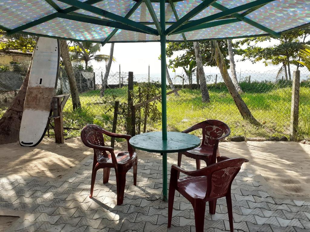 马特勒海景城堡酒店的露台的遮阳伞下的桌椅