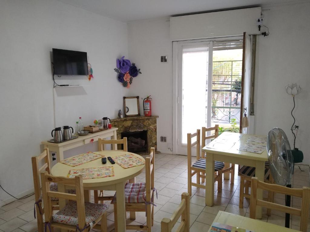维森特洛佩斯Lo de Pablo的厨房配有2张桌子和椅子以及壁炉。
