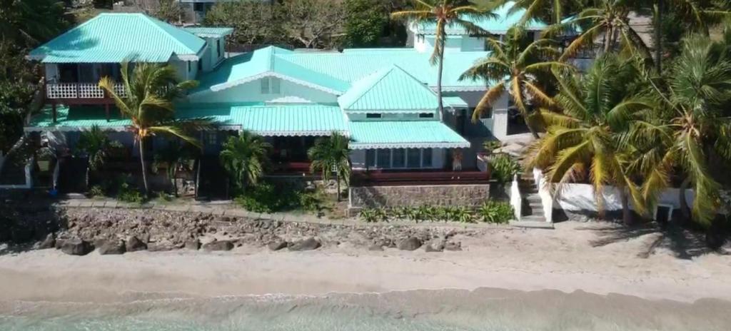 弗兰德希普Bequia Beachfront Villas的海滩上房屋的空中景致