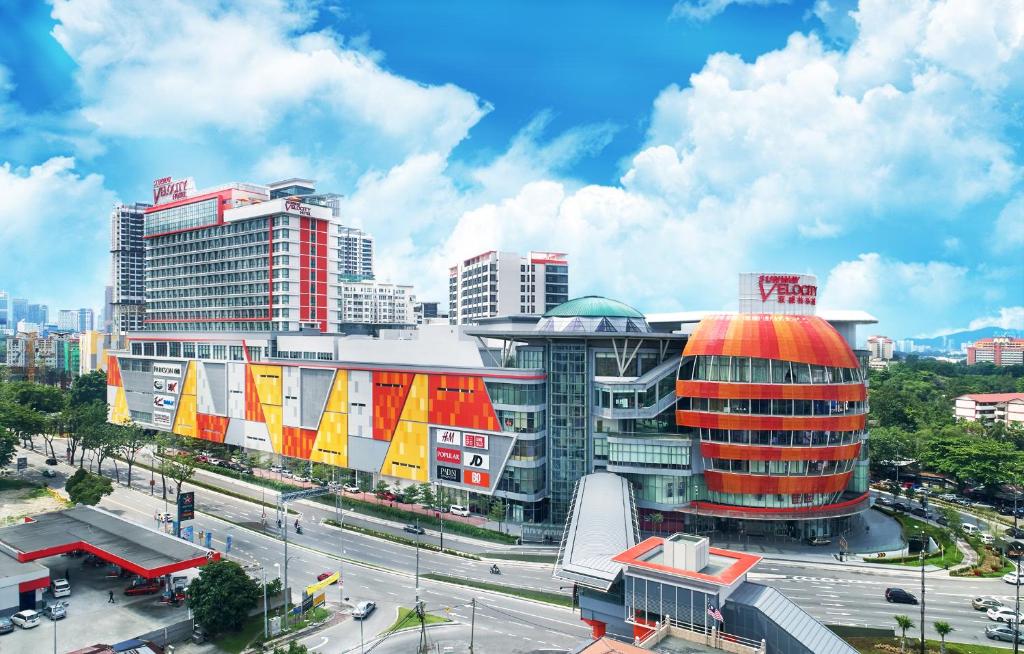 吉隆坡吉隆坡双威伟乐酒店的城市中一群建筑