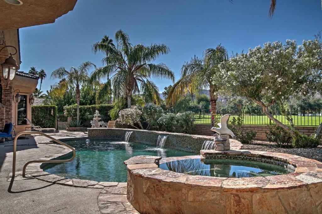 棕榈泉Palm Springs Golf Course Home Private Pool and Spa!的庭院中一个带喷泉的游泳池
