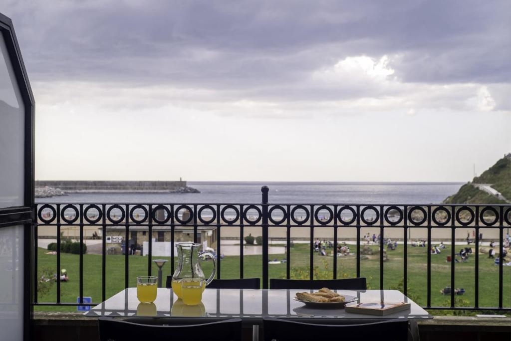 奥利奥Balea 2 - Local Rentss的一张桌子和两杯,享有海景