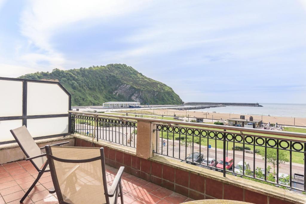 奥利奥Balea Dúplex - Local Rentss的享有海滩美景的阳台